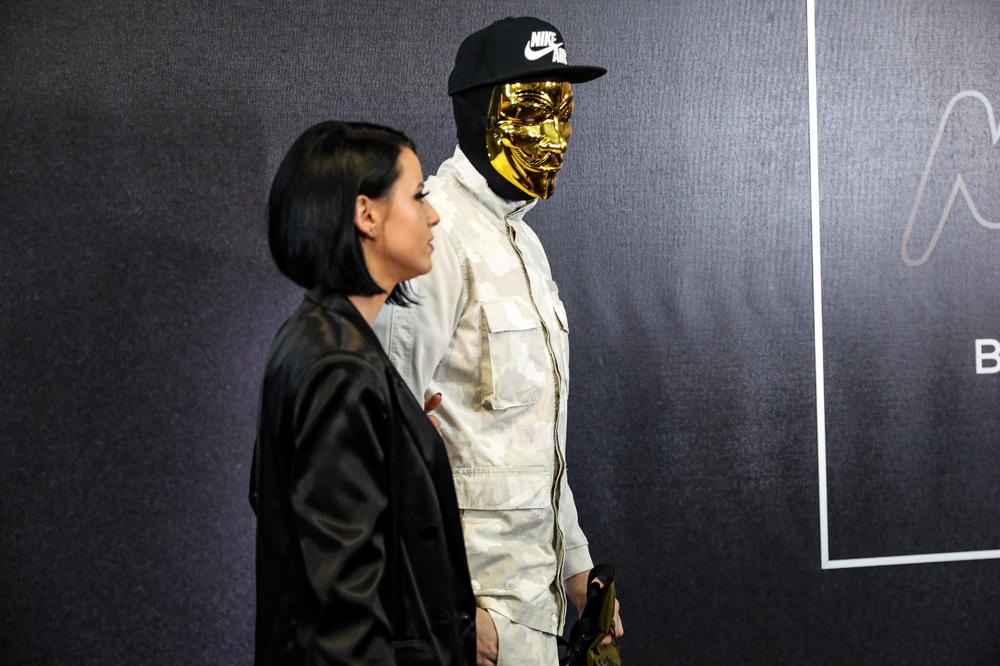 EVO KO JE MUŠKARAC IZA ZLATNE MASKE! CELA SRBIJA SE PITALA: Krije lice zbog BOLESTI koju ima i ova pevačica?