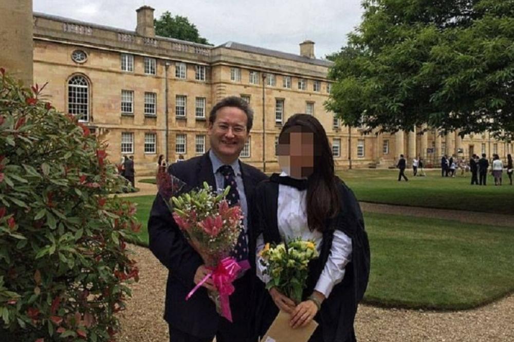 OVAJ PROFESOR JE SEKSUALNO UZNEMIRAVAO UČENICE, A POTOM IM SLAO PERVERZNE PORUKE: Skandal trese PRIVATNU ŠKOLU!