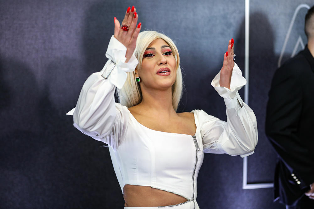 ANGELINA JE NA OVOJ FOTKI TOLIKO GOLA DA JE MORALA SAMU SEBE DA CENZURIŠE! Izazovna poza zbog koje SVE GORI!