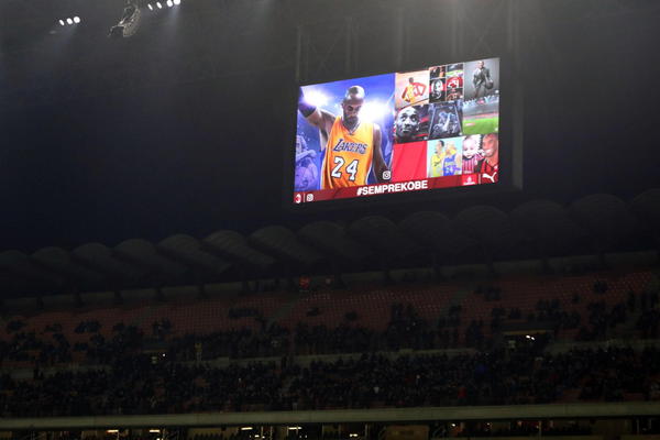 ROSONERI, VELIKI STE: Milan i njegovi navijači se na dirljiv način oprostili od Kobija i njegove ćerkice!