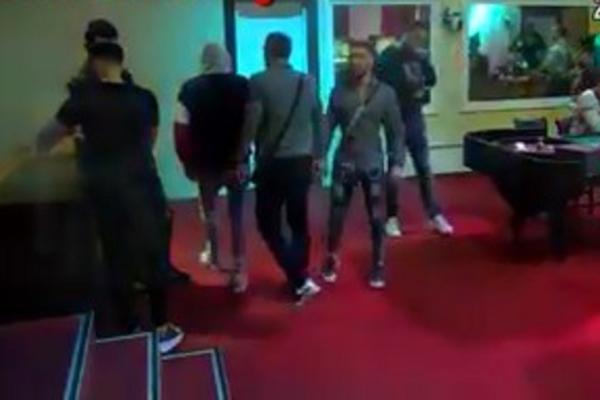 GLEDAOCI PRATE SVAKI MIĆIN KORAK! Ovoga puta "videli" da nešto dotura Gagiju!