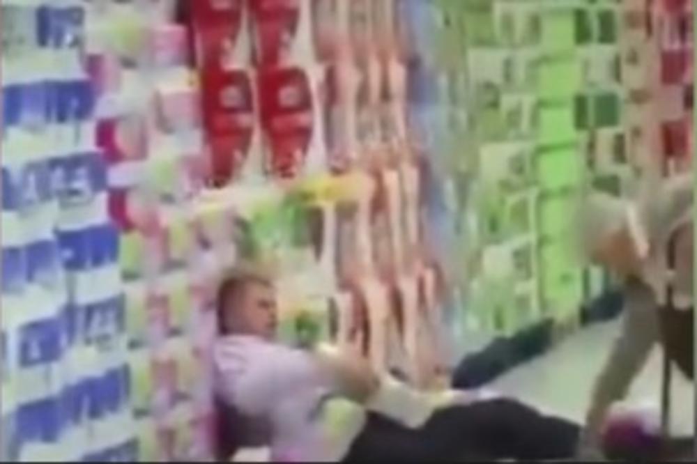 IZGURAO JE BABU KOJA JE POKUŠAVALA DA DOHVATI TOALET PAPIR: Njena REAKCIJA će vas ODUŠEVITI (VIDEO)