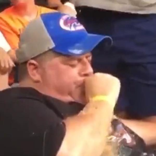 NAJGROZNIJI SNIMAK GODINE DO SAD: Navijač se uneredio na tribinama - sve je curilo po njemu dobrih minut i po!