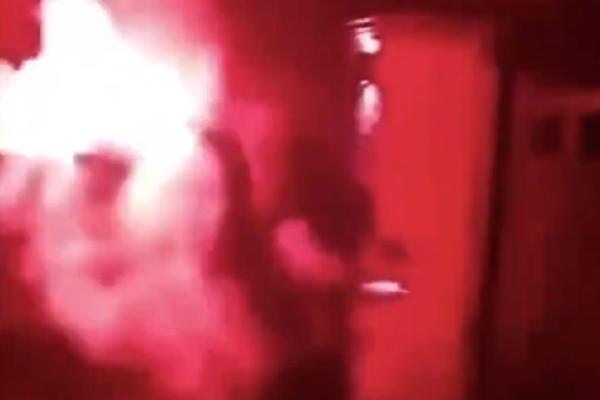 NAVIJAČI NAPALI VLASNIKA MANČESTERA: Bakljama mu zasuli kuću uz poruku - Vudvorde, umrećeš!