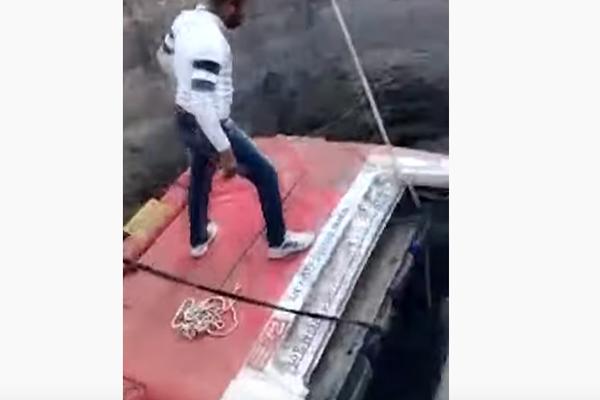 KAKO SE OVO DESILO? 27 MRTVIH u sudaru autobusa i rikše: Oba vozila upala u DUBOKI BUNAR! (VIDEO)