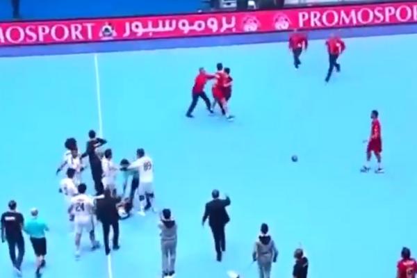 UŽAS NA FINALU RUKOMETNOG PRVENSTVA: Navijači gađali igrače, reprezentativac krenuo da se bije sa huliganima!
