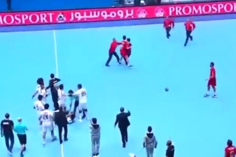 UŽAS NA FINALU RUKOMETNOG PRVENSTVA: Navijači gađali igrače, reprezentativac krenuo da se bije sa huliganima!