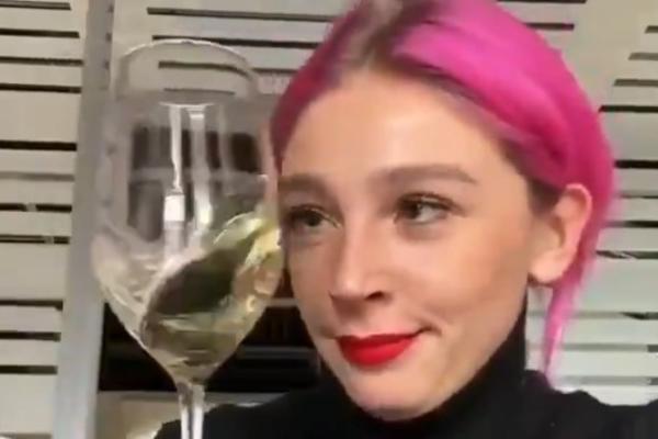 OVA ŽENA JE STAVILA CRVENI KARMIN NA USNE I IZNERVIRALA MNOGE: Kad je došlo do vina nastali su problemi (VIDEO)