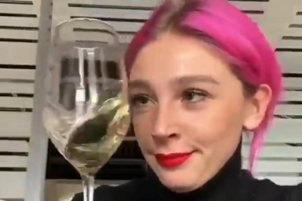 OVA ŽENA JE STAVILA CRVENI KARMIN NA USNE I IZNERVIRALA MNOGE: Kad je došlo do vina nastali su problemi (VIDEO)