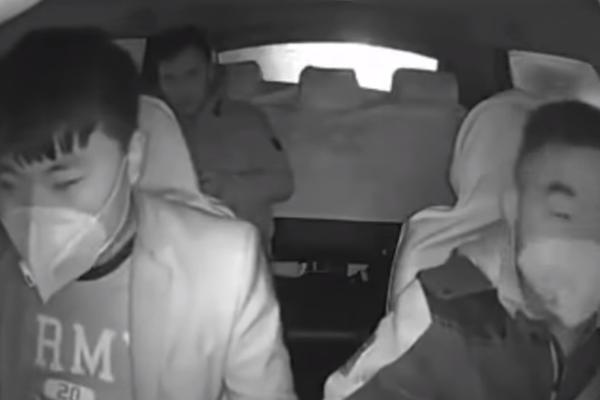 OVAJ SNIMAK POKAZUJE KOLIKA PANIKA VLADA U KINI: Pogledajte šta je TAKSISTA uradio mušteriji iz VUHANA! (VIDEO)