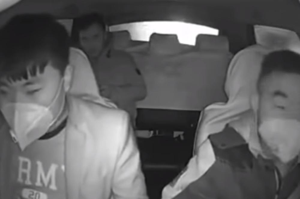 OVAJ SNIMAK POKAZUJE KOLIKA PANIKA VLADA U KINI: Pogledajte šta je TAKSISTA uradio mušteriji iz VUHANA! (VIDEO)