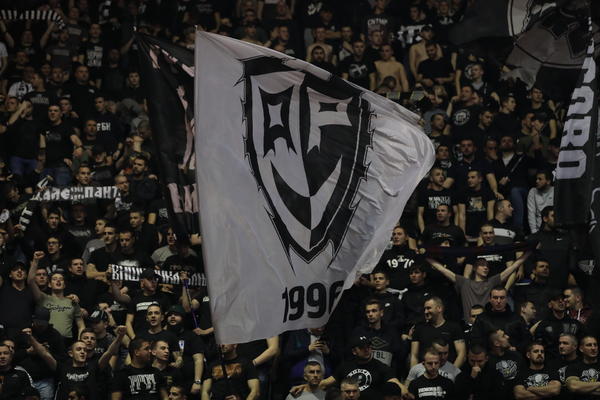 PARTIZAN IMA ORKAN U LEĐA: Grobari će se naježiti kada vide ko je došao da bodri klub protiv Daške! (GALERIJA)