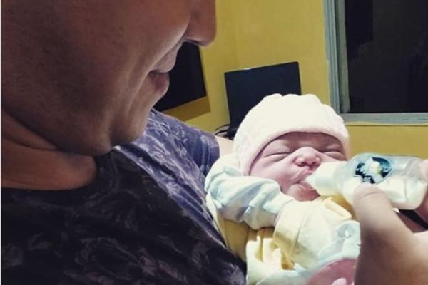 TATA JE STALNO PRIČAO ĆERKI DOK JE BILA U STOMAKU: Oduševićete se kad vidite šta je uradila čim se rodila! (FOTO)