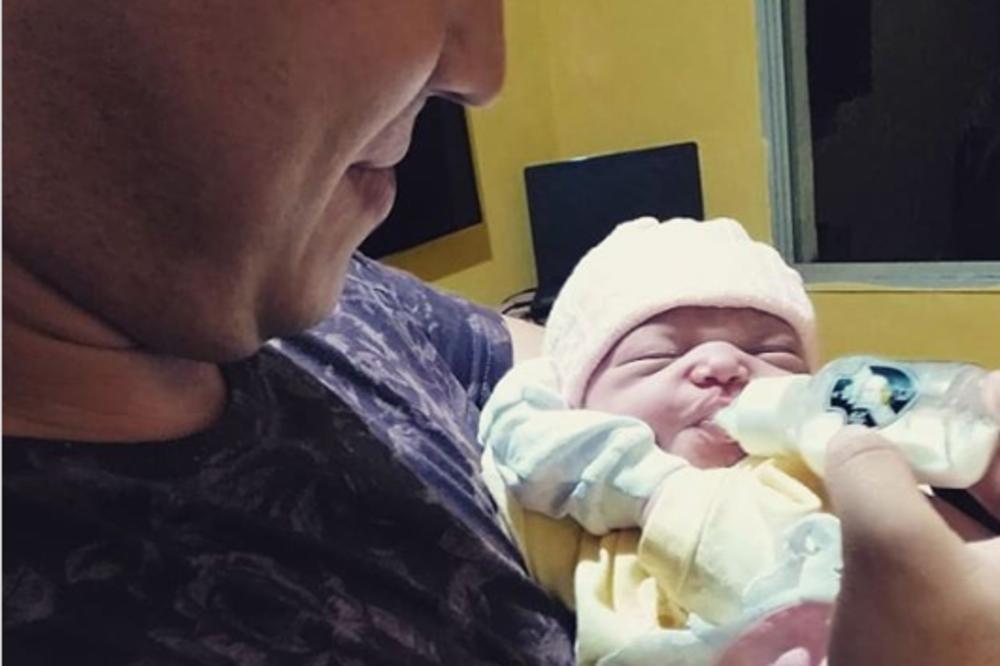 TATA JE STALNO PRIČAO ĆERKI DOK JE BILA U STOMAKU: Oduševićete se kad vidite šta je uradila čim se rodila! (FOTO)