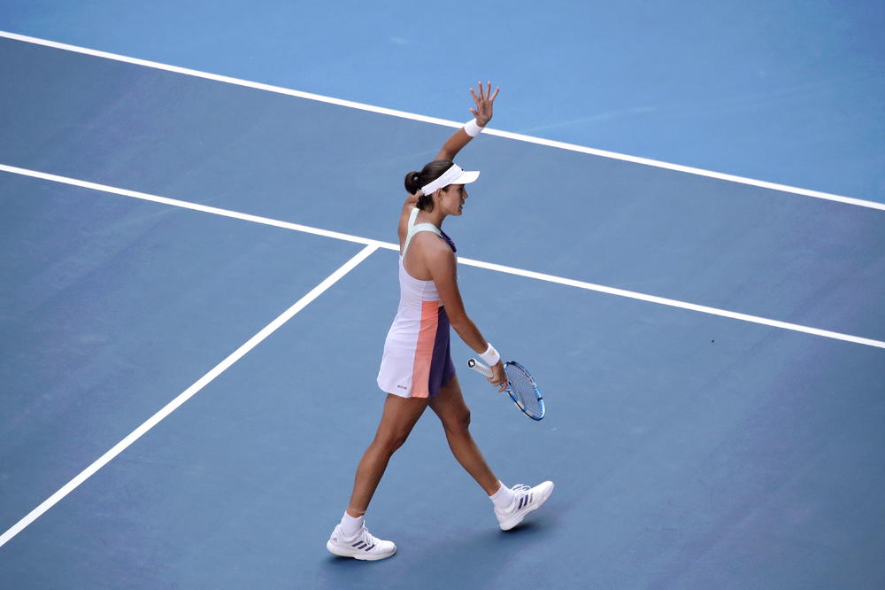 MUGURUZI ISPALE GRUDI USRED POLUFINALA U MELBURNU: Haljina nije sakrila apsolutno ništa!