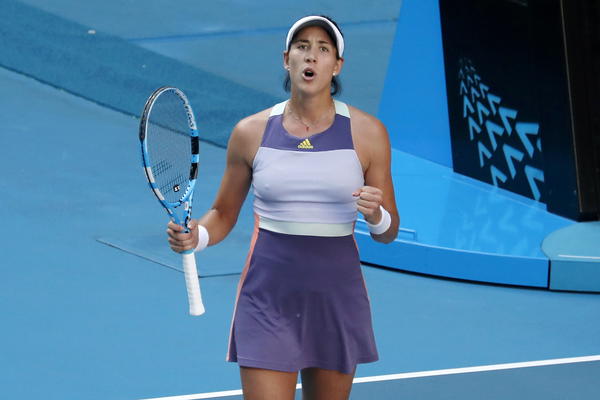 MUGURUZA SLAVILA U DERBIJU: Španjolki je ruku morala da pruži Azarenka!