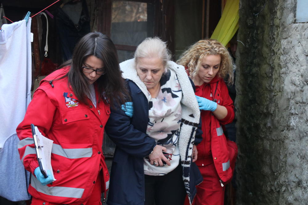 LOŠE MI JE, POMOZITE! Mučenu Angelinu HITNA POMOĆ odnela u Urgentni centar! IZVRŠITELJI STIGLI NA ADRESU! (FOTO)