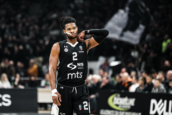 DABOGDA SLOMIO NOGU I SVE PARE DAO NA LEKOVE, ČAMUGO! Grobari brutalno vređaju Voldena, čak i na rasnoj osnovi!