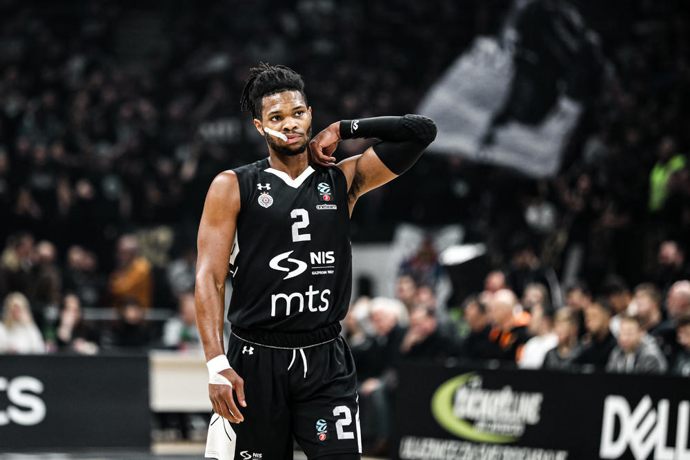 DABOGDA SLOMIO NOGU I SVE PARE DAO NA LEKOVE, ČAMUGO! Grobari brutalno vređaju Voldena, čak i na rasnoj osnovi!