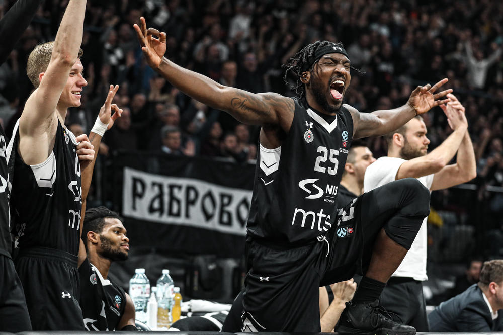 U PARTIZANU DEFINITIVNO IMA PROBLEMA: Šćepanović je prvo isterao Tomasa sa utakmice, a sada ga je i kaznio!