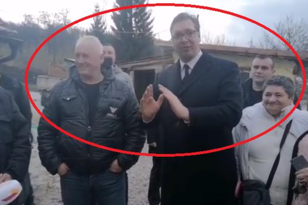 VUČIĆ JE POPIO RAKIJICU SA DRUGOM IZ DETINJSTVA: Svi su pomno slušali kad je pričao KAKO SU SE POTUKLI (VIDEO)