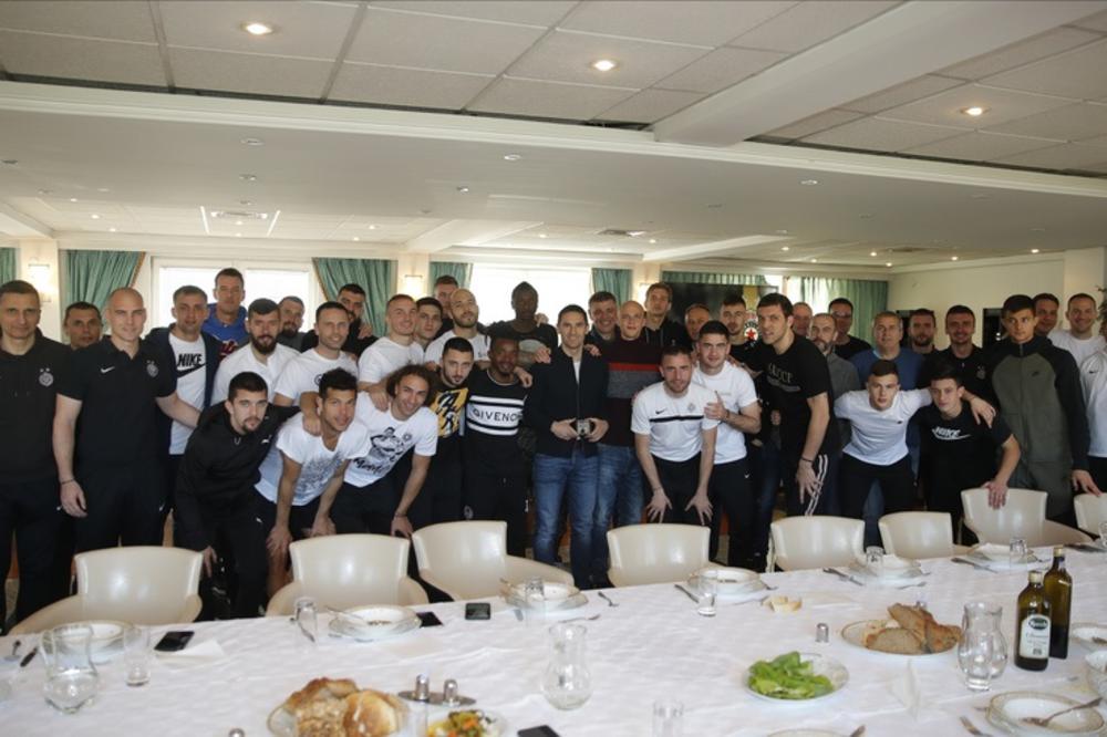 IGRAČI PARTIZANA SE OPROSTILI OD VULIĆEVIĆA: Dali su mu poklon koji će dugo pamtiti!