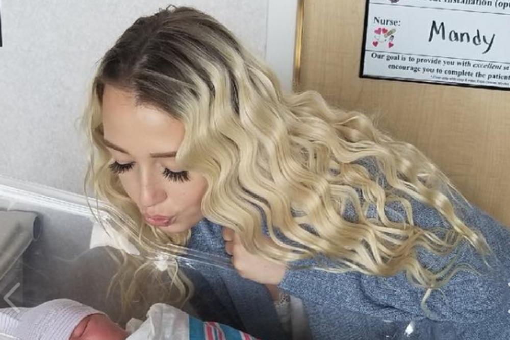 UZELA DETE IZ VRTIĆA I NA NJEGOVOM STOMAKU OTKRILA UŽAS: Vaspitačica mu markerom napisala NEPRIJATNU PORUKU (FOTO)