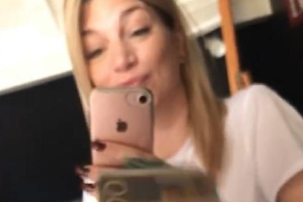 OVOLIKO JE NE PLAĆAJU NI U GRANDU!? Pevačica htela da baci stare farmerke, pa u DŽEPU našla HRPU PARA! (FOTO)