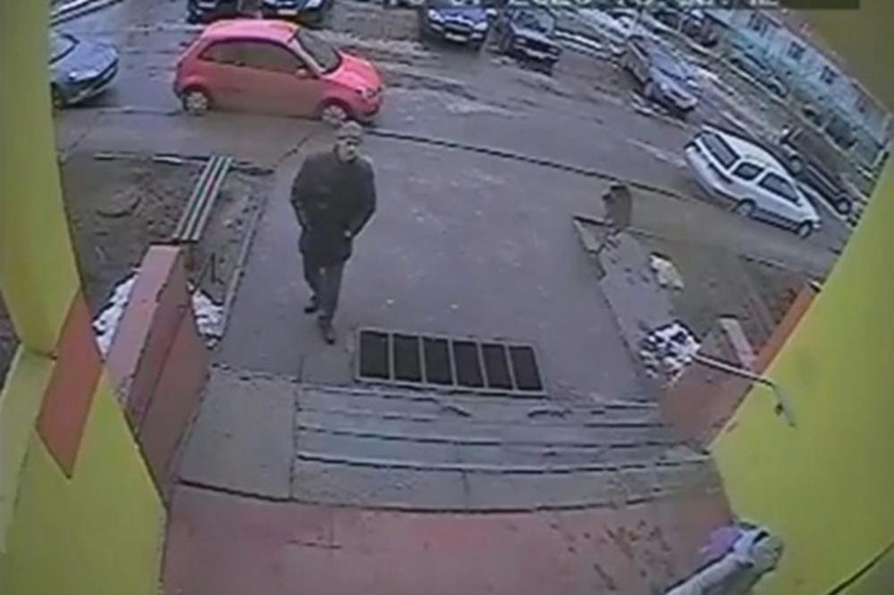 SNIMAK GLEDAJTE NA SOPSTVENU ODGOVORNOST: Pedofil prati devojčicu i ide za njom u ulaz, sledi užas! (VIDEO)
