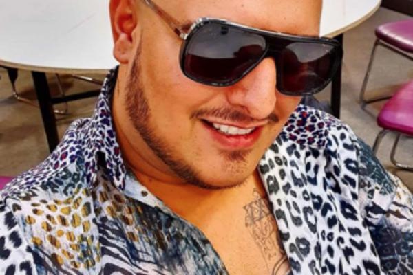 OTKOPČAO KOŠULJU I SVE POKAZAO! OVO JE PRVA DARKOVA SLIKA NAKON OPERACIJE ŽELUCA: Svi gledaju u njegov STOMAK!