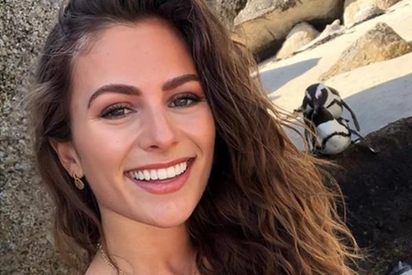 HTELA DA NAPRAVI SAVRŠEN SELFI! Kada su ljudi videli šta je iza nje, ostali su u šoku! (FOTO)