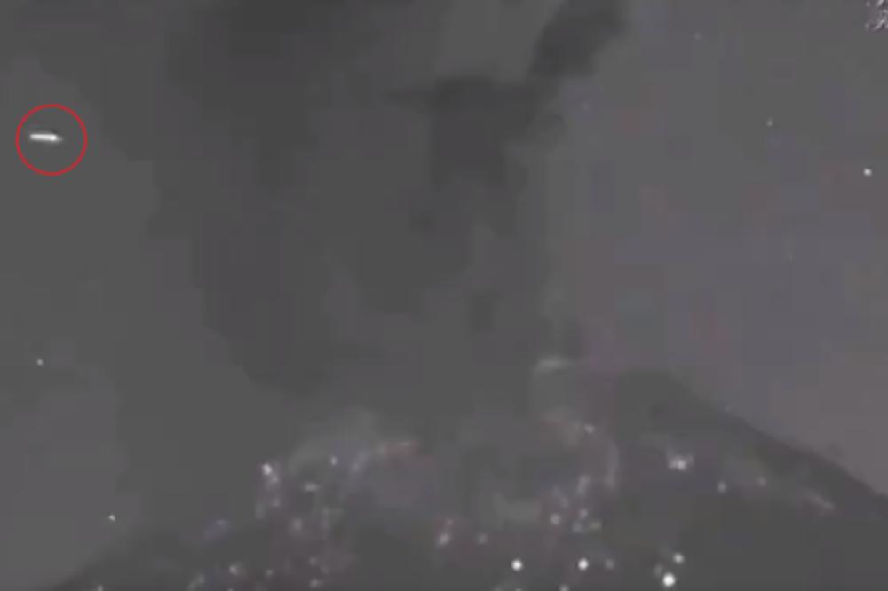 EKSPLODIRAO ČUVENI VULKAN, NA SNIMKU UHVAĆENO NEŠTO NEOBJAŠNJIVO: Ljudi uvereni da su videli NLO! (VIDEO)