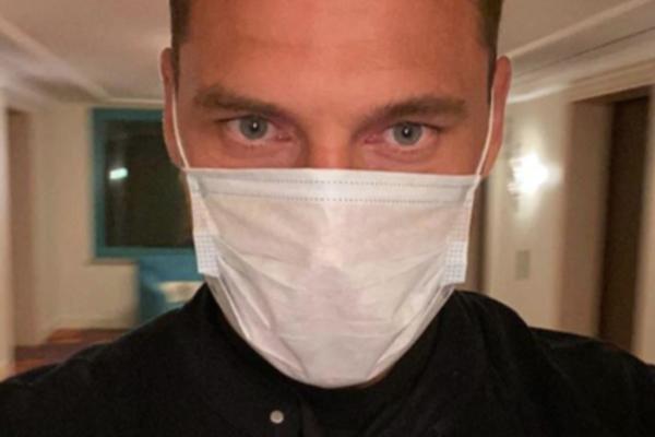 OSTAJE NADA DA JE NJEGOVO ZDRAVSTVENO STANJE DOBRO! DUŠKO TOŠIĆ SA MASKOM NA LICU: Desilo se zbog KORONAVIRUSA!