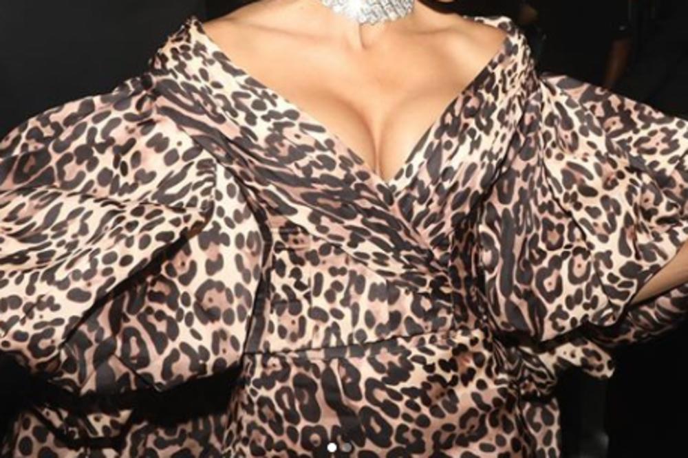 PORAĐA SE PEVAČICA, POGODITE KOJA! Skinula se i pokazala OGROMAN STOMAK, niko ne zna da već ima DVOJE DECE!