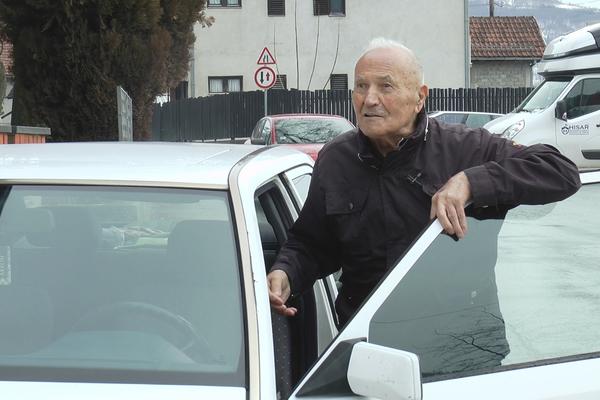 TIKOMIR (93) JE NAJSTARIJI VOZAČ U SRBIJI! Ima dozvolu već 70 godina, a svoju MERCEDES I DALJE NE GASI (FOTO)