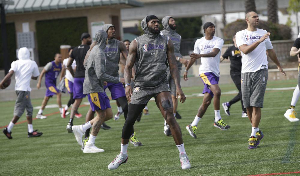 Lebron na levoj butini je uradio tetovažu posvećenu Kobiju