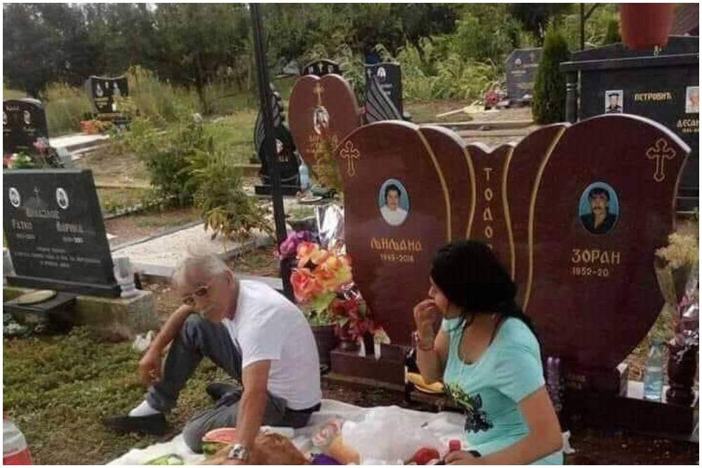 ZA TVOJU DUŠU, U MOJU GUŠU: Ova FOTOGRAFIJA sa srpskog GROBLJA postala je veliki HIT na INTERNETU (FOTO)