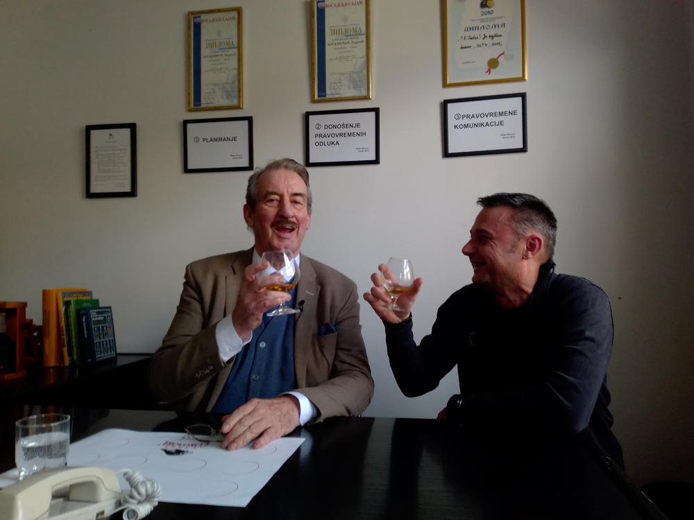 Ekipa Espresa.rs uživa u rakiji sa legendarnim komičarem.