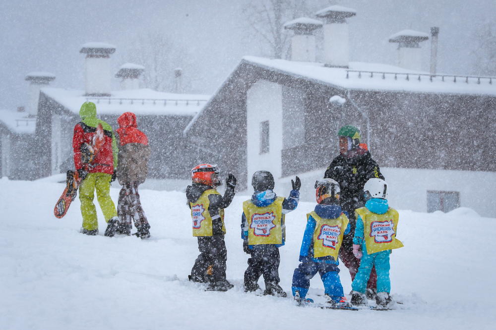TRČE BOSA PO VRTIĆU, SPAVAJU NA OTVORENOM, NEMAJU POKLONE: Kristinina DECA rastu u DANSKOJ, tamo je SVE DRUGAČIJE