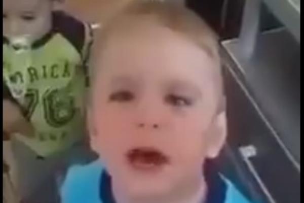 HOĆU VUČIĆA! PUSTI MI VUČIĆA! ALI SINE ZAŠTO? ZATOOO! Dete briznulo u plač kad majka nije htela da upali TV (VIDEO)