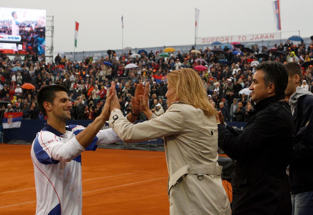 Novak Đoković se pozdravlja sa roditeljima