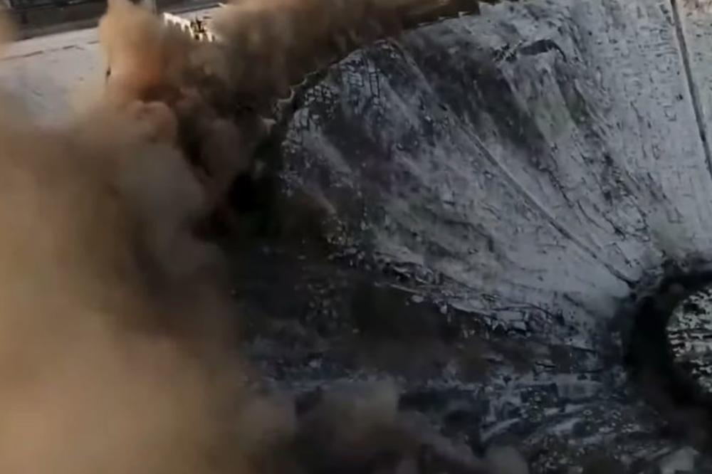 UZNEMIRUJUĆI SNIMAK! SRUŠIO SE KROV HALE: Jeziva nesreća, snimljena smrt uživo! Radnik nije mogao da pobegne!