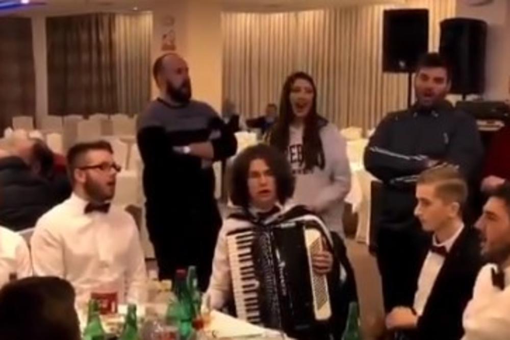 PRAVOSLAVNI POJCI I PRIZRENSKI BOGOSLOVI U GLAS UZ HARMONIKU PEVAJU SUZE KOSOVA! Ovo je da se čovek naježi (VIDEO)