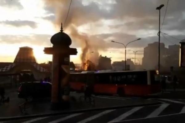 ZELENI VENAC U DIMU I PLAMENU: Krenulo je iz PIJACE (VIDEO)