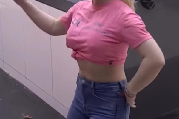 ZAVRTELA JE GUZOM, A ONDA PODIGLA MAJICU! Zadrugarka plesala na sred dnevne sobe - MUŠKARCI SE UZBUDILI (VIDEO)