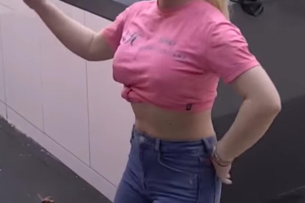 ZAVRTELA JE GUZOM, A ONDA PODIGLA MAJICU! Zadrugarka plesala na sred dnevne sobe - MUŠKARCI SE UZBUDILI (VIDEO)