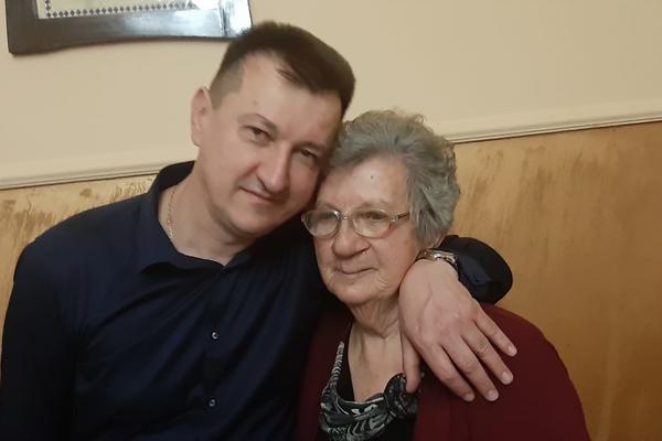 MILAN JE PREŠAO 25.000 KILOMETARA SAMO DA BI POSETIO STARU MAJKU: Suze su joj same NAVIRALE NA OČI KAD GA JE VIDELA