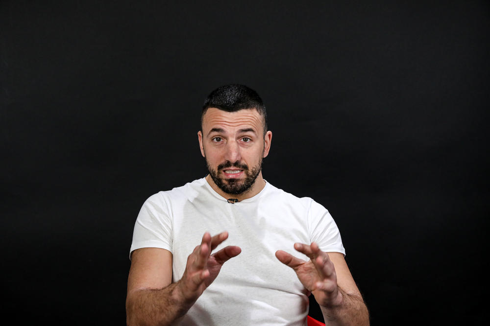 ŠTA MU SE DESILO? VLADIMIR TOMOVIĆ SE NAŠAO PORED VELIKE VATRE, TOTALNO ĆELAV! Svi se pitaju da li je dobro?