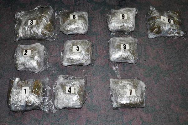 TRI MOMKA UHAPŠENA KOD RAŠKE: Policija im pronašla 5 kilograma marihuane na zadnjem sedištu automobila!