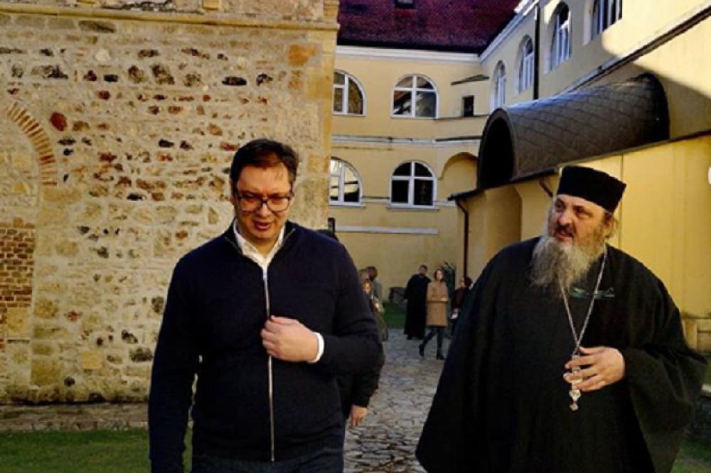VUČIĆ JE RANOM ZOROM POSETIO SVETO MESTO: Sa IGUMANOM je obišao manastir NA FRUŠKOJ GORI (FOTO)